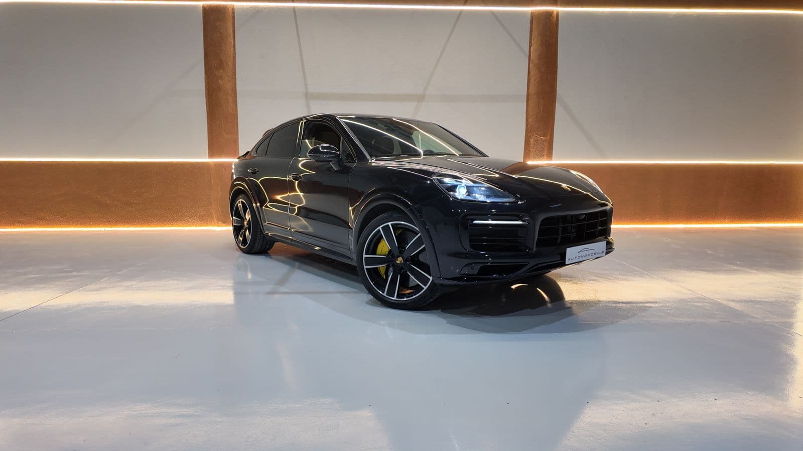 Porsche Cayenne negro en vista tres cuartos delantera