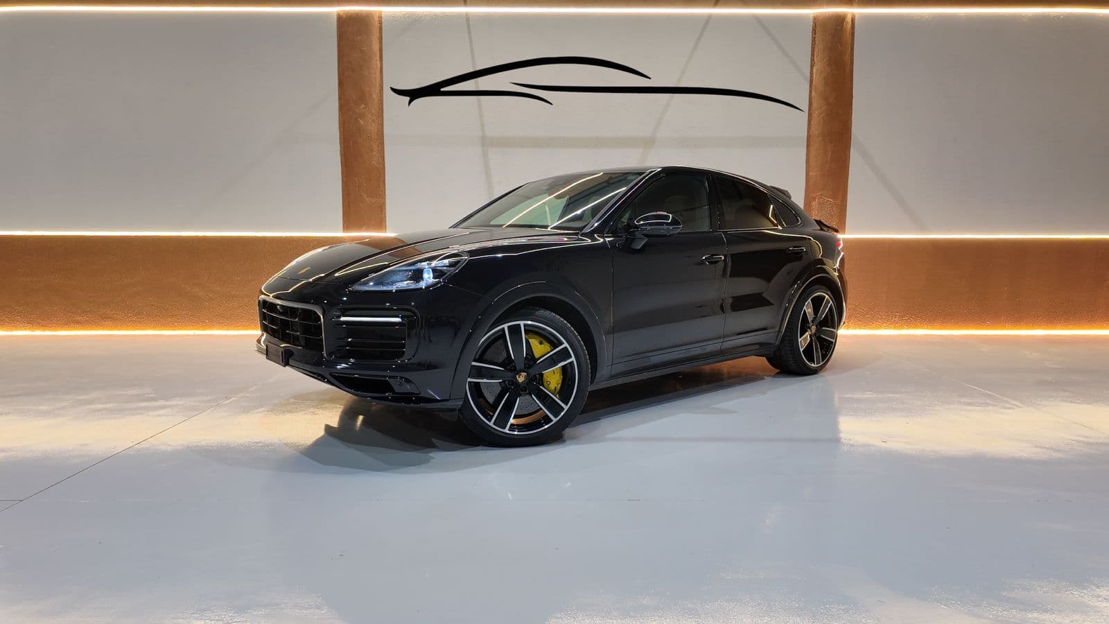 Porsche Cayenne negro en vista frontal lateral