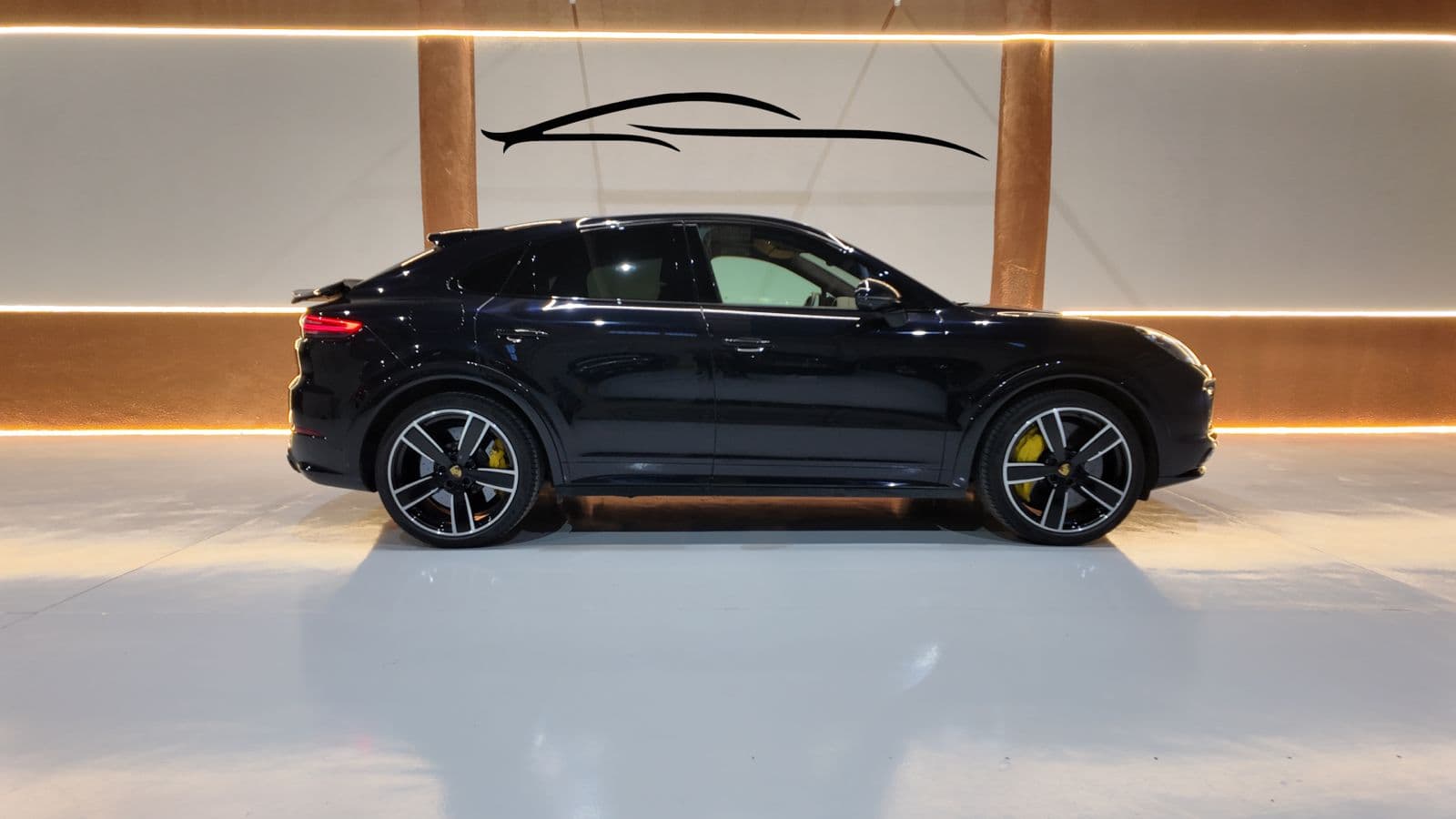 Vista lateral del Porsche Cayenne negro