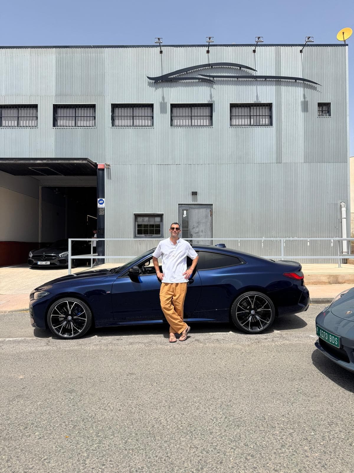 Persona junto a un BMW durante una entrega documentada