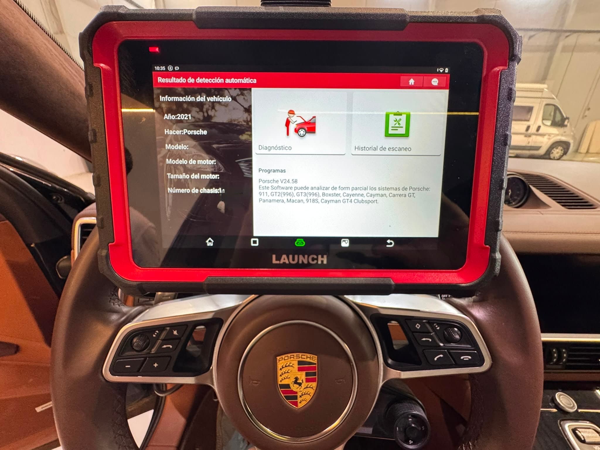 Equipo de diagnosis mostrando la información de un Porsche durante una inspección