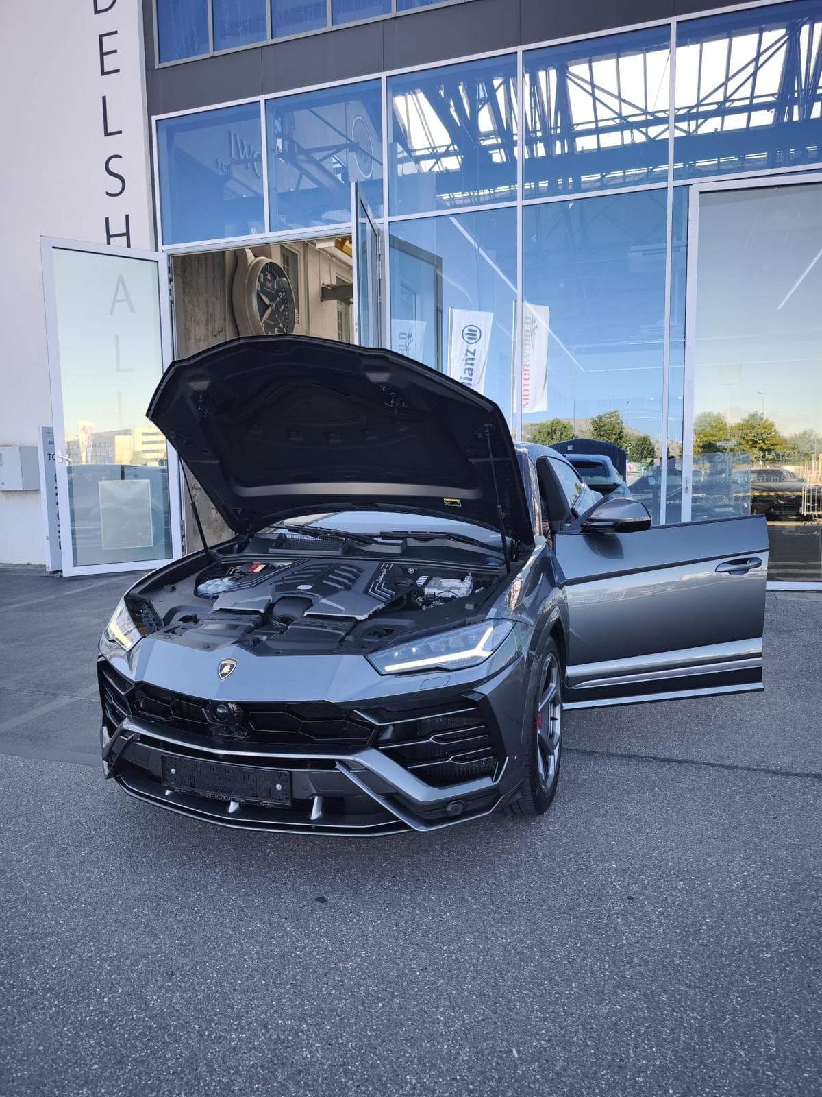 Lamborghini Urus abierto para su revisión en las instalaciones de origen