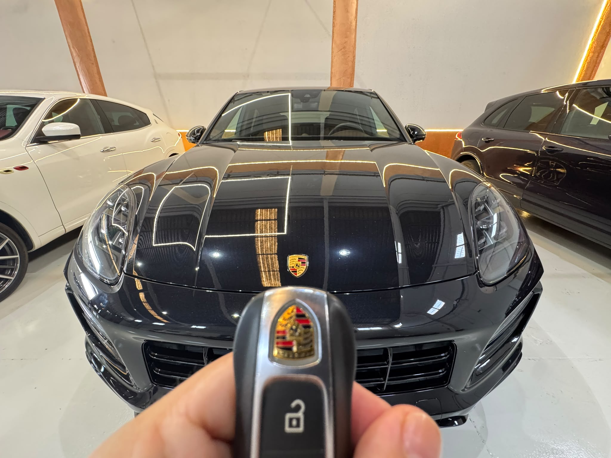 Llave de un Porsche preparada frente al vehículo antes de su entrega