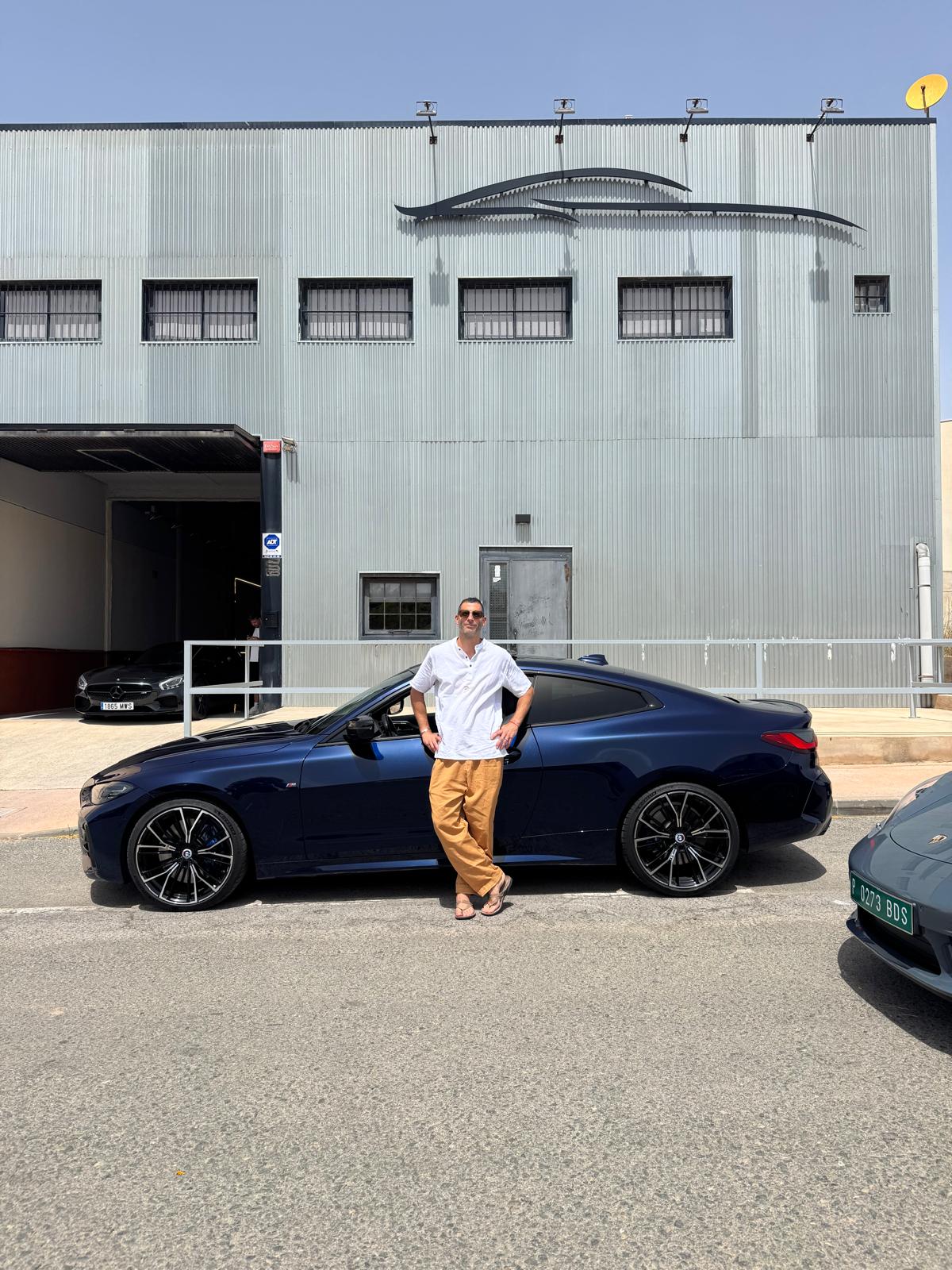 Persona junto a un BMW durante una entrega documentada