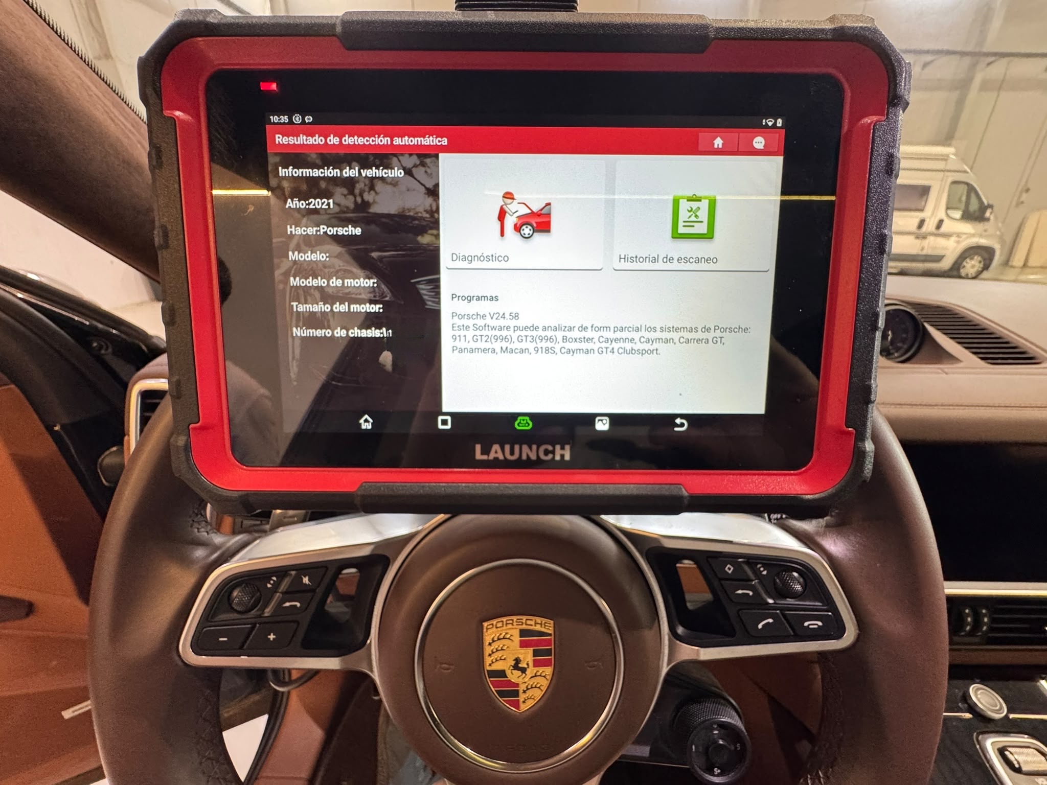 Equipo de diagnosis mostrando la información de un Porsche durante una inspección