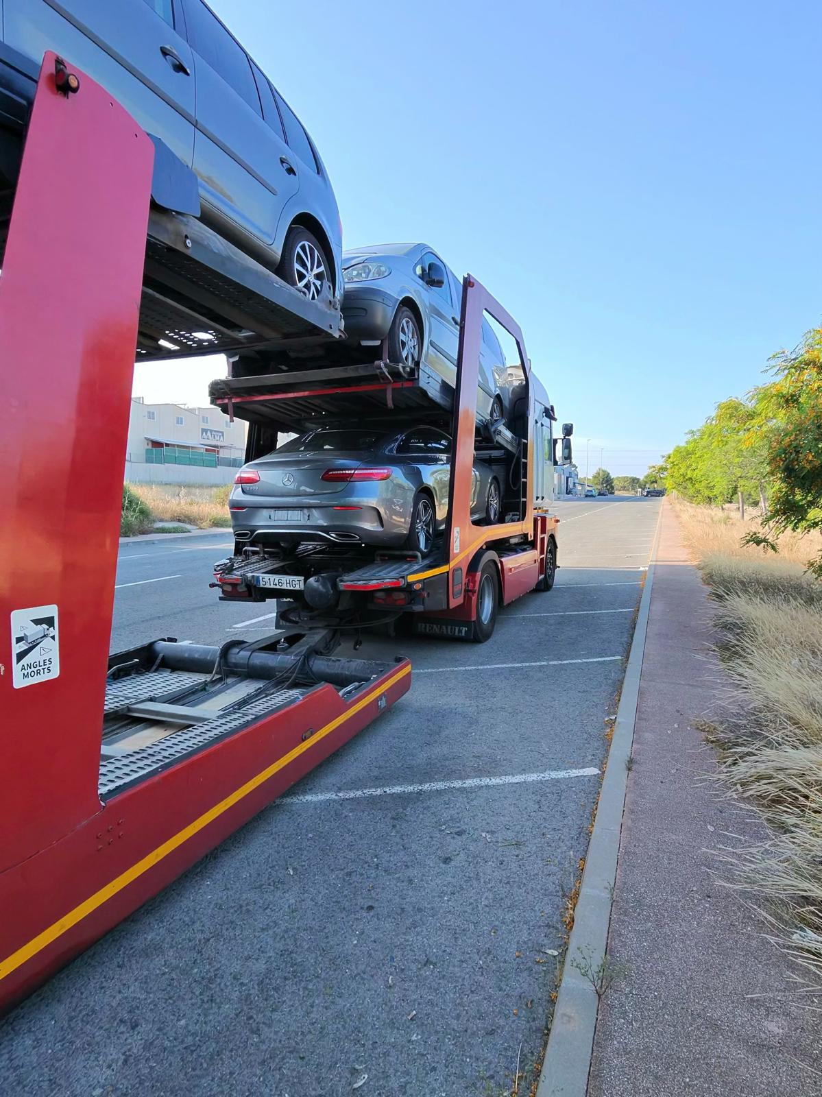 Vehículos distribuidos en las dos plataformas de un portacoches