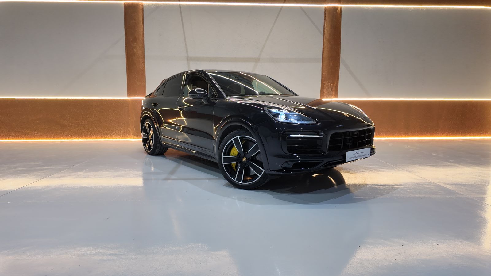 Porsche Cayenne negro en vista tres cuartos delantera