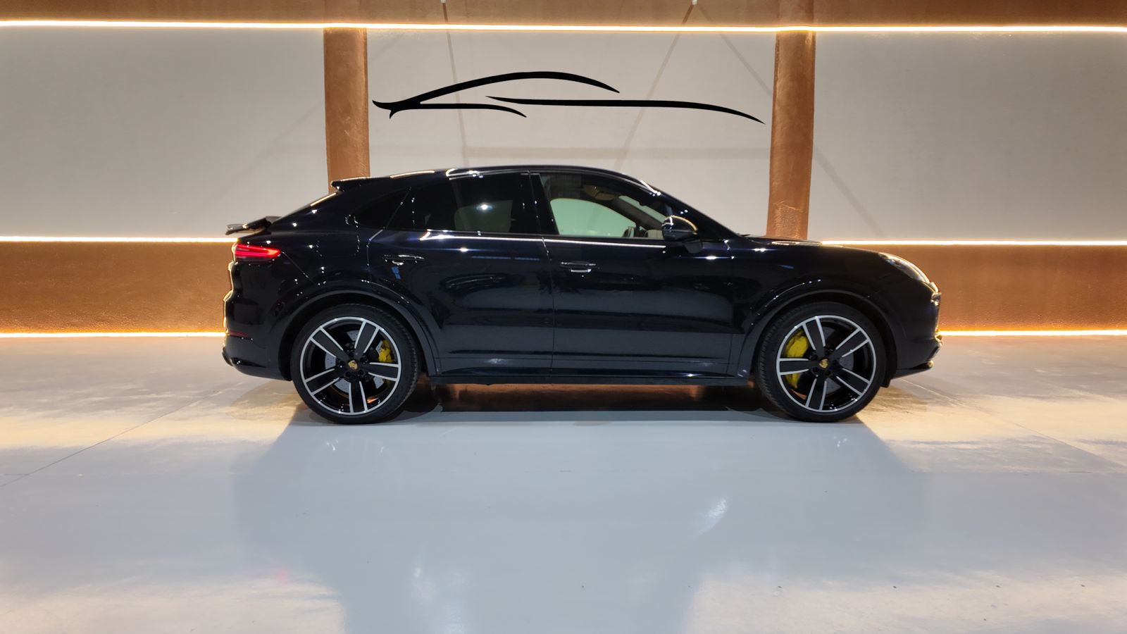 Vista lateral del Porsche Cayenne negro